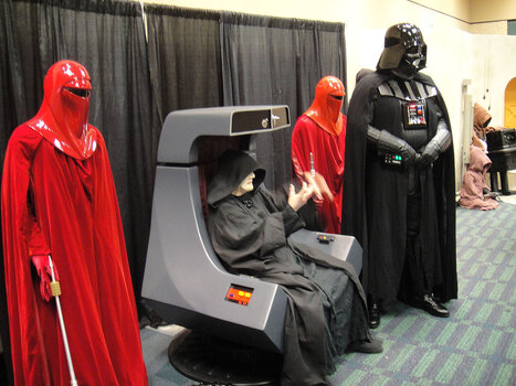 1200px-Star_Wars_Celebration_V_-_501st_room_-_the_Emperor,_Royal_Guards,_and_Darth_Vader_(4940...jpg